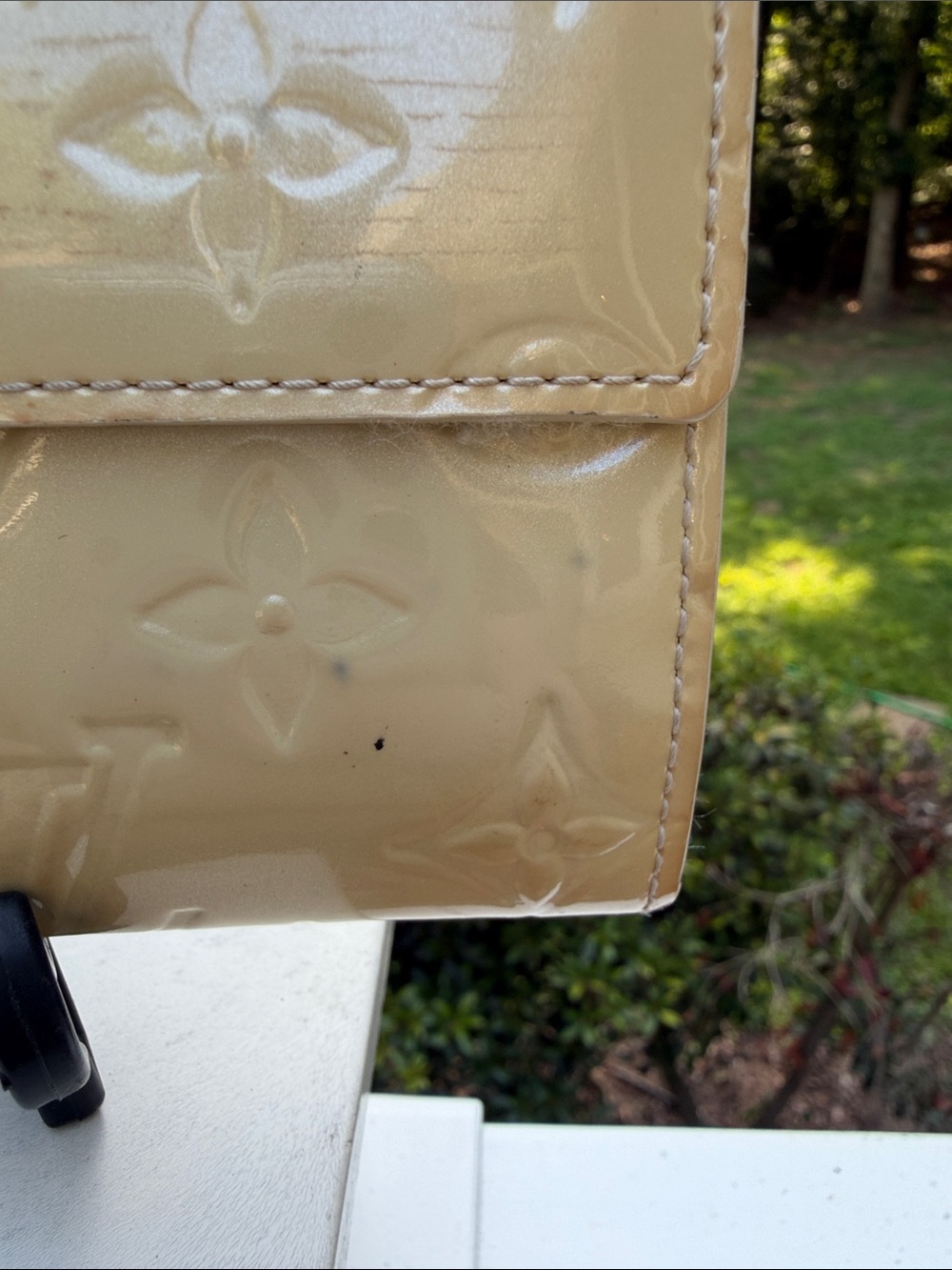 Louis Vuitton Shiny Cream Vernis Monogram Wallet with Gold Button - Picture 8 of 17
